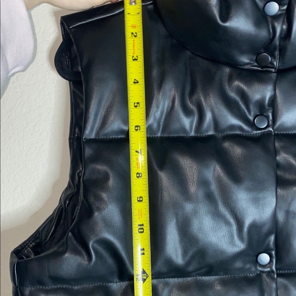 🎱 Simply Southern Cropped Button Down Faux Leather Black Charcoal Puffer Vest! - Picture 3 of 10
